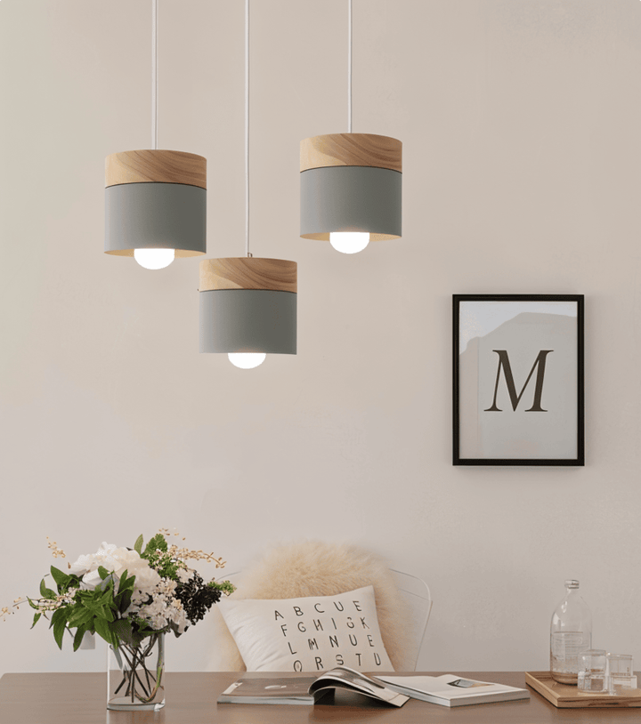 Éclairage de suspension doux et chaleureux, idéal pour salon ou cuisine contemporaine.