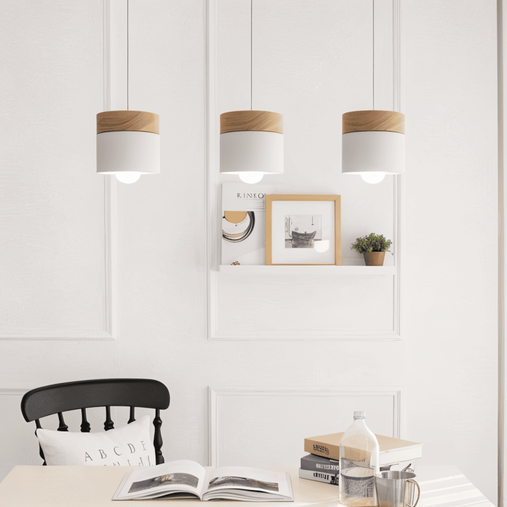 Luminaire suspension cylindrique pour salon, design moderne et lumière chaleureuse et apaisante.