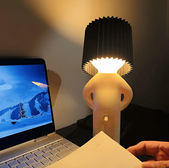 Lampe de chevet LED moderne et figurative, parfaite pour lumière d'appoint bureau ou chambre.