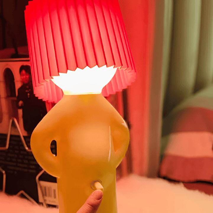 Lampe de table LED moderne au design figuratif distinctif, parfait pour une décoration unique.