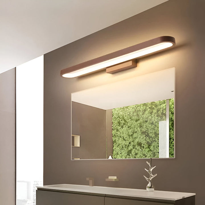Applique murale LED linéaire moderne, installation au-dessus d'un miroir de salle de bain. Style nordique élégant.