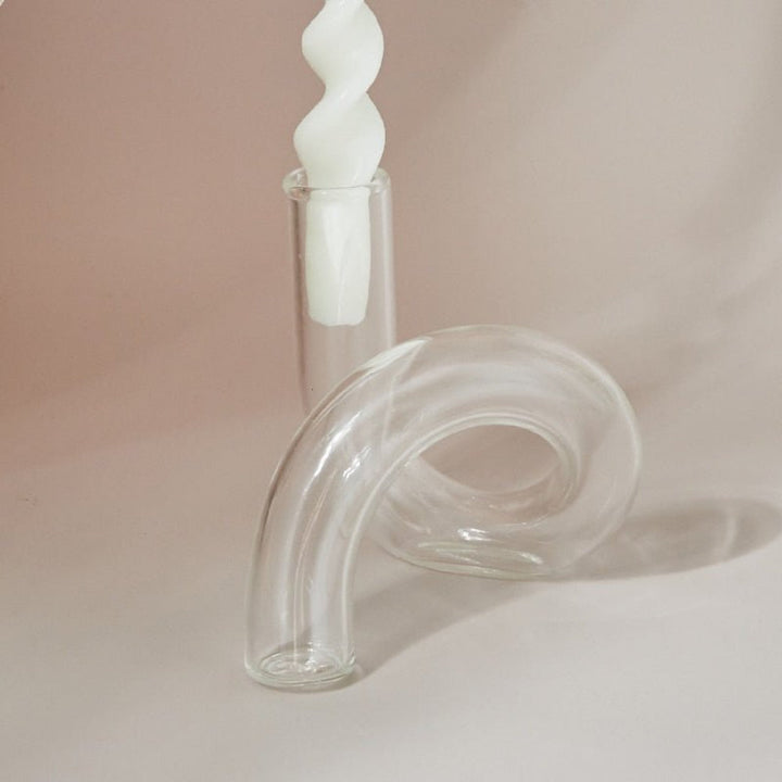 Vase bougeoir en verre rose délicat, idéal pour une décoration romantique et une ambiance douce et apaisante.