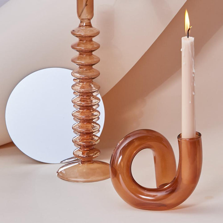 Luminaire bougeoir en verre transparent, diffuse une lumière douce pour une ambiance chaleureuse et cosy.