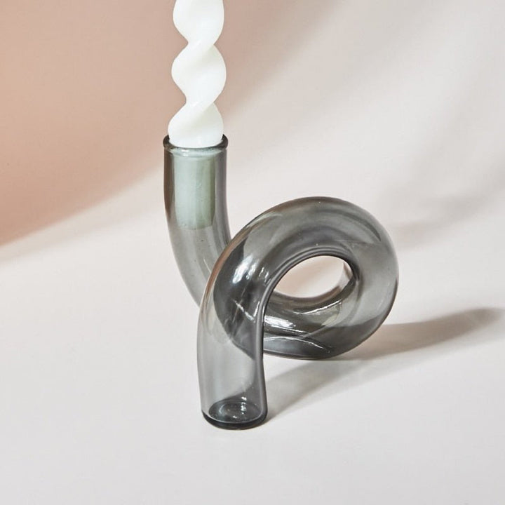 Décoration de table avec un bougeoir vase en verre vert, parfait pour une touche de couleur naturelle.