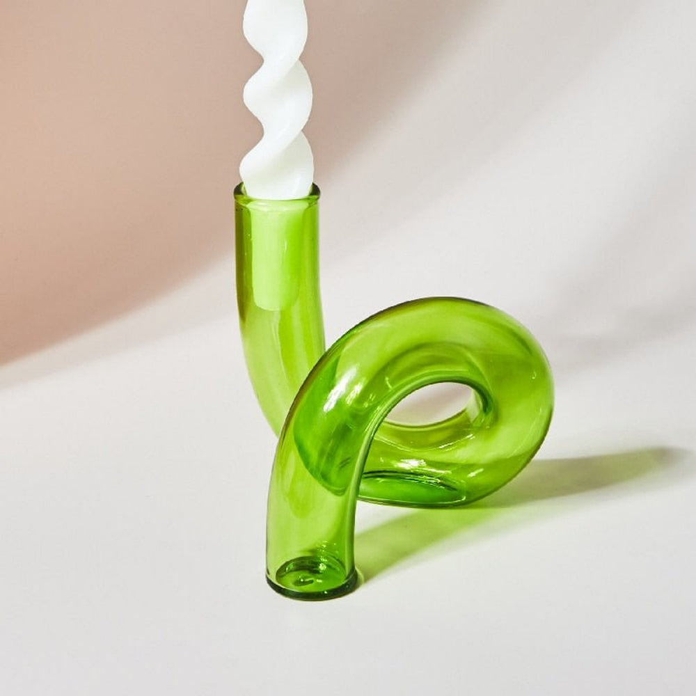Objet de décoration design en verre, bougeoir ou vase, sublime l'intérieur avec son style épuré et moderne.
