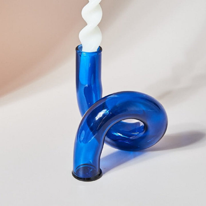 Vase bougeoir en verre élégant et polyvalent, apporte une touche chic à votre décoration d'intérieur.