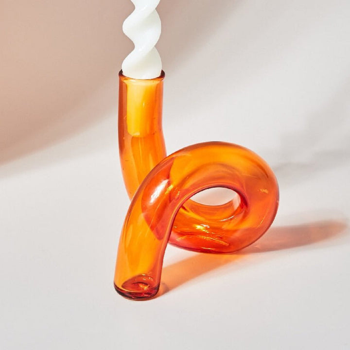 Décoration intérieure chic: vase bougeoir en verre, parfait pour embellir votre table ou étagère avec simplicité.