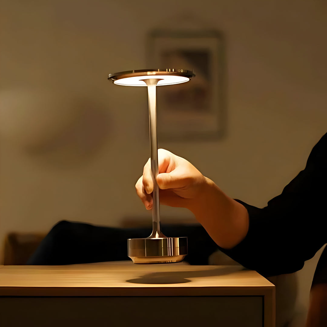Lampe de table LED Lumalight argent, sans fil, design élégant, portable pour éclairage intérieur et extérieur.