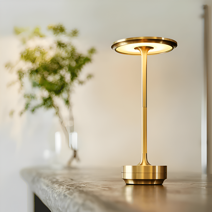 Lampe de table sans fil Lumalight or, LED, rechargeable, crée une ambiance chaleureuse et moderne, très portable.