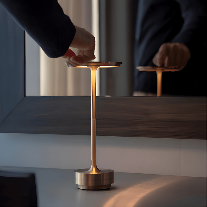 Lampe de table LED Lumalight sans fil, design moderne or, rechargeable et portable pour ambiance intérieure/extérieure.
