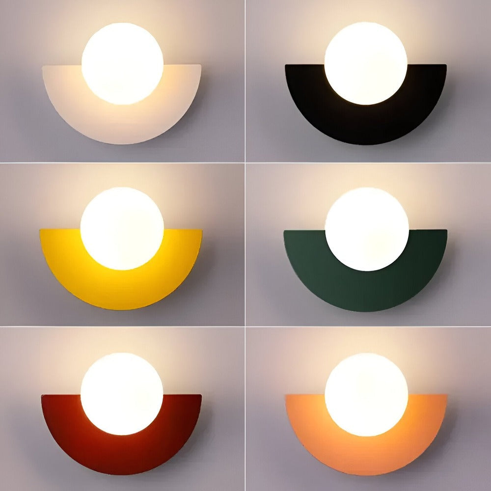 Applique murale AuraSphere polyvalente; lampe sphérique moderne offrant une lumière douce et élégante.