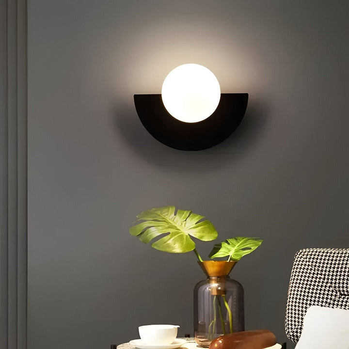 Lampe murale LED AuraSphere, lumière douce et ambiance chaleureuse; idéale pour décoration intérieure moderne.