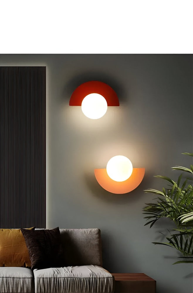 Élégante applique murale AuraSphere; design sphérique moderne pour un éclairage intérieur sophistiqué.