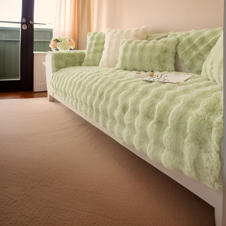 Housse de canapé en peluche douce, ajoutant confort et style à la décoration de votre salon moderne.
