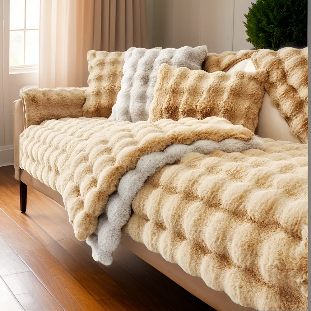 Housse de canapé en peluche douce, offrant un confort optimal et une protection élégante pour votre salon.