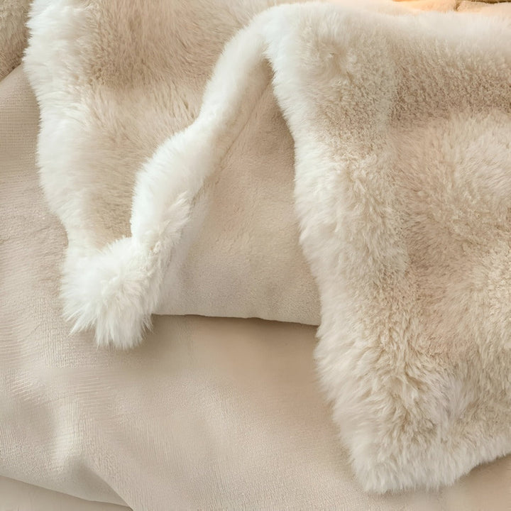 Plaid ultra-doux en fausse fourrure, idéal pour chaleur et décoration maison.