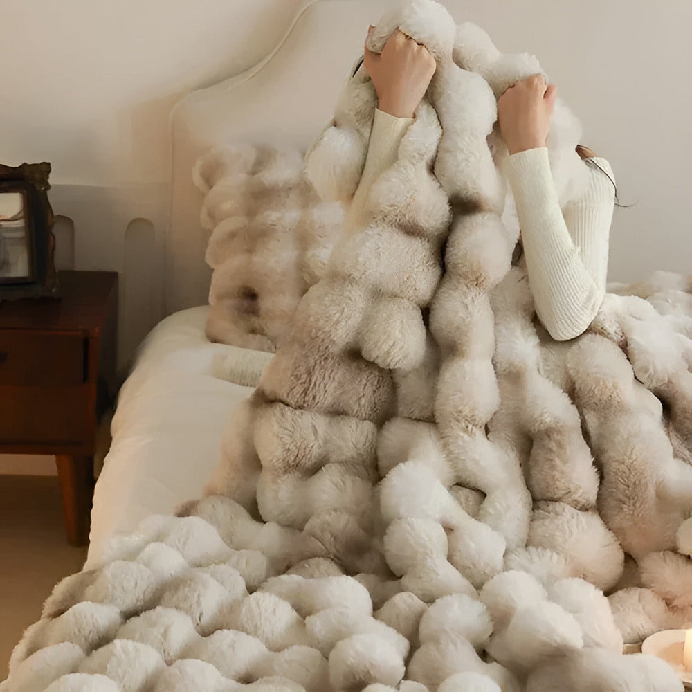 Couverture cocooning portable, fausse fourrure et polaire, confort optimal.
