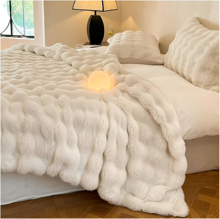 Élégante couverture fausse fourrure, ajoute douceur et chaleur à votre décoration.