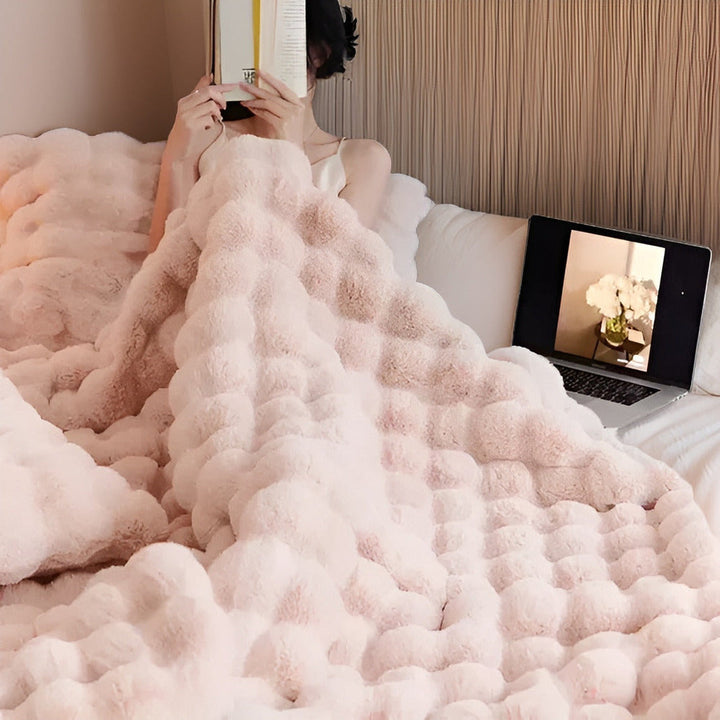 Douceur incomparable de cette couverture polaire fausse fourrure, plaid idéal maison.
