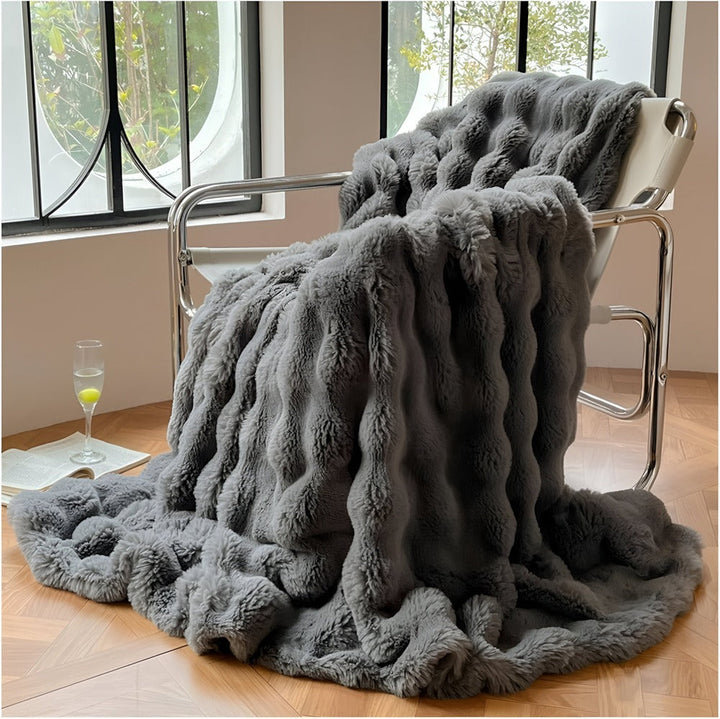 Couverture douce polaire fausse fourrure pliée, prête à offrir chaleur et confort à la maison.