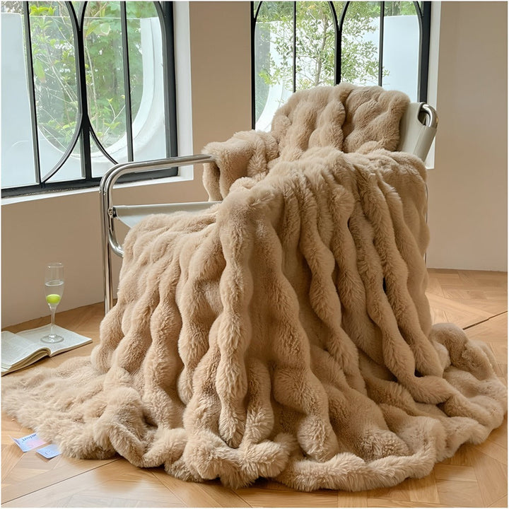 Couverture polaire fausse fourrure, teinte naturelle, douceur et chaleur pour votre maison.