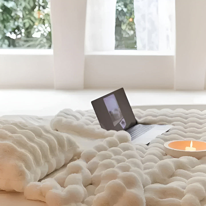 Couverture luxueuse en fausse fourrure, douceur et chaleur polaire intérieure.