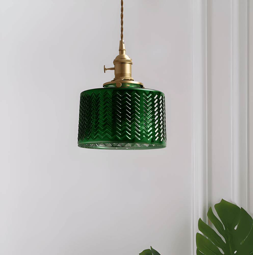 Suspension métal et verre vert strié, luminaire suspendu moderne pour un intérieur élégant et épuré.