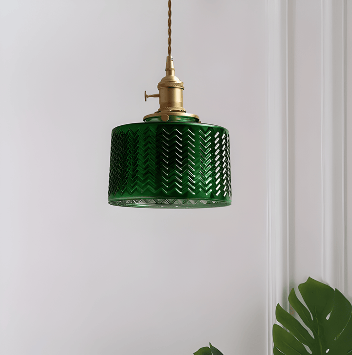 Suspension métal et verre vert strié, luminaire suspendu moderne pour un intérieur élégant et épuré.