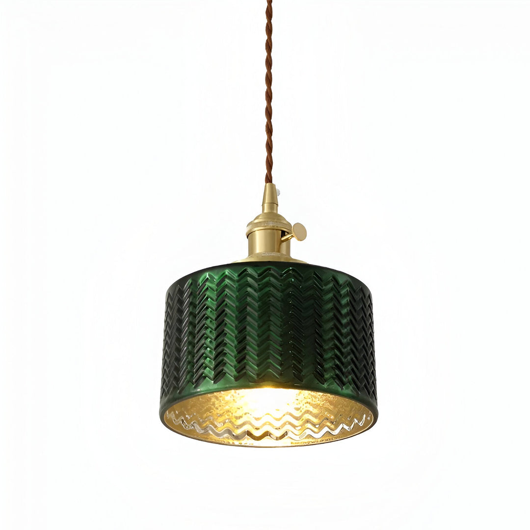 Suspension nordique chic en verre vert nervuré, éclairage d'ambiance pour votre maison moderne.