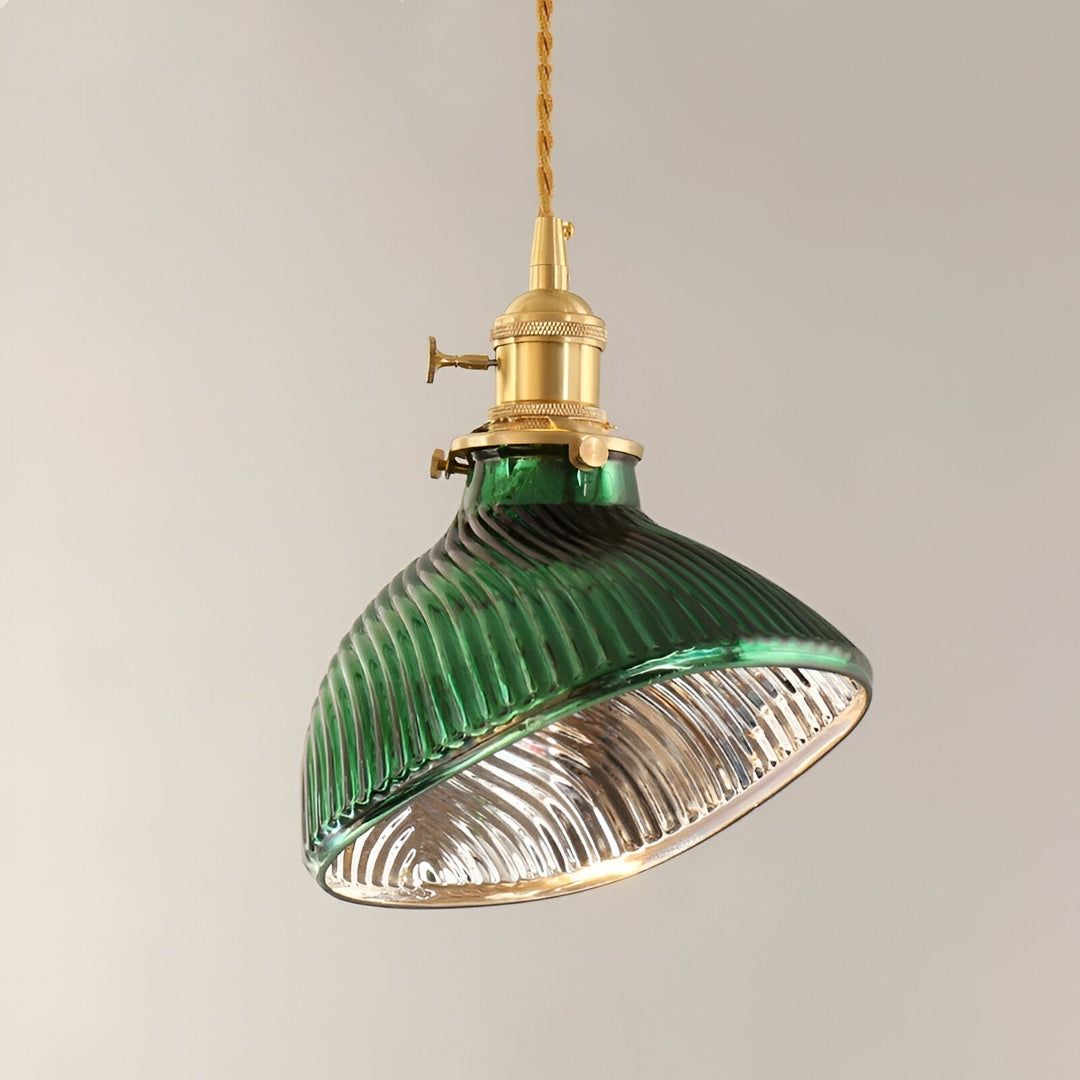 Luminaire design en verre vert strié, suspension contemporaine pour un intérieur scandinave raffiné.