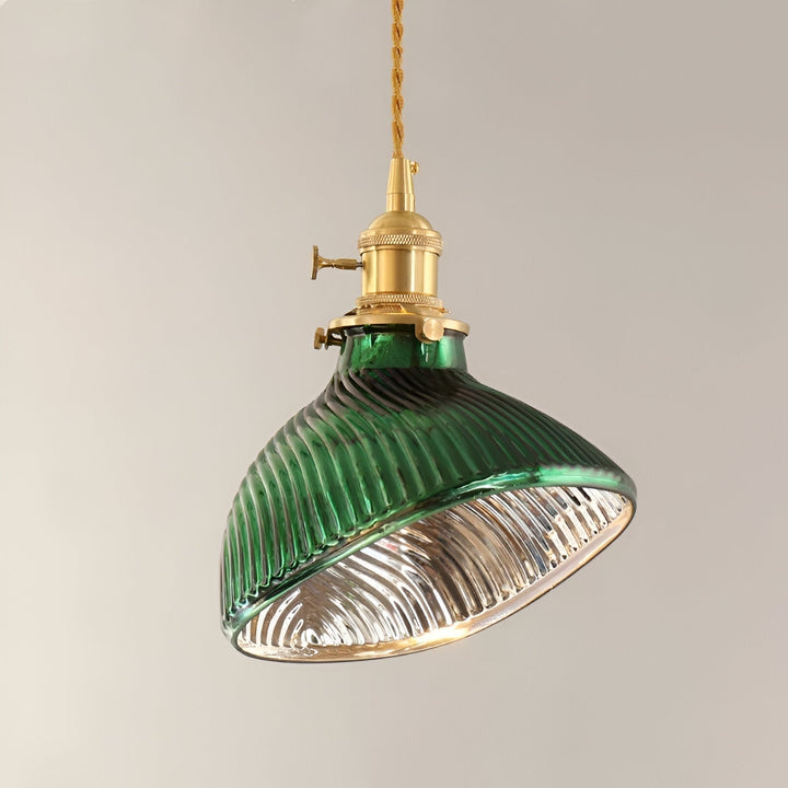Luminaire design en verre vert strié, suspension contemporaine pour un intérieur scandinave raffiné.