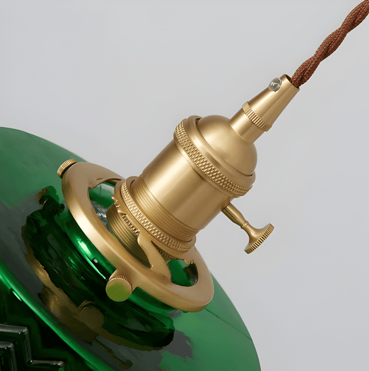 Suspension géométrique en verre vert, design scandinave et contemporain pour intérieurs stylés.