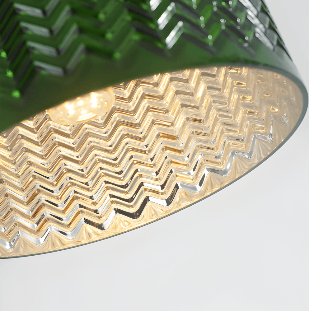 Éclairage moderne : suspension chic en verre vert strié, parfaite pour une ambiance lumineuse unique.