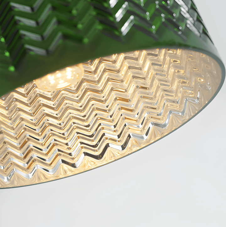 Éclairage moderne : suspension chic en verre vert strié, parfaite pour une ambiance lumineuse unique.