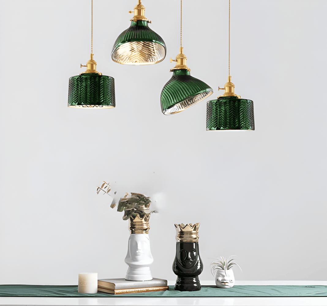 Suspension nordique en verre vert strié, design moderne pour éclairage intérieur chic et contemporain.