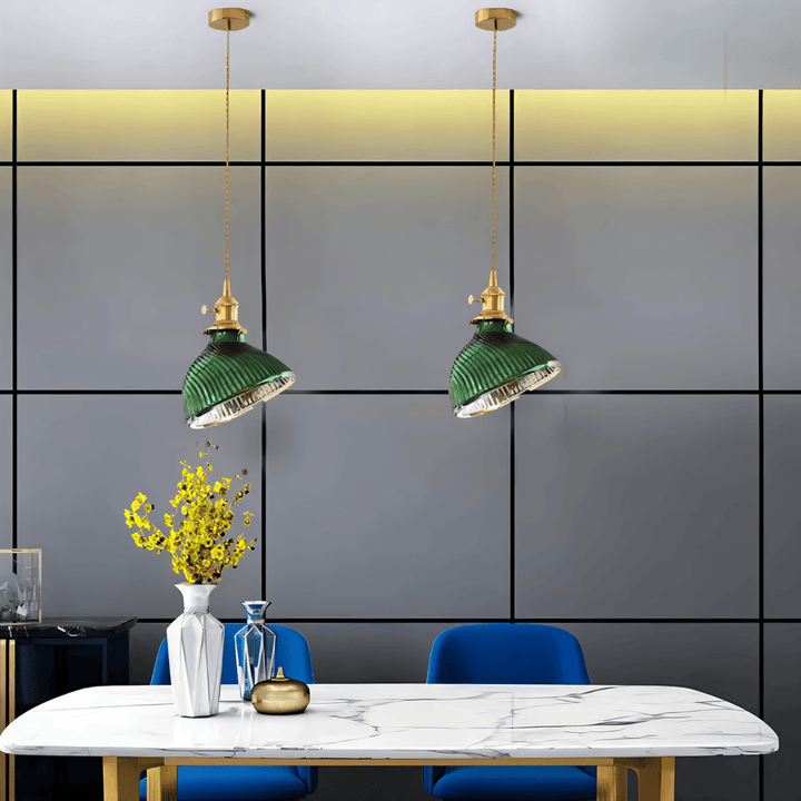 Luminaire suspendu contemporain en verre vert nervuré, idéal pour salon, salle à manger ou cuisine.