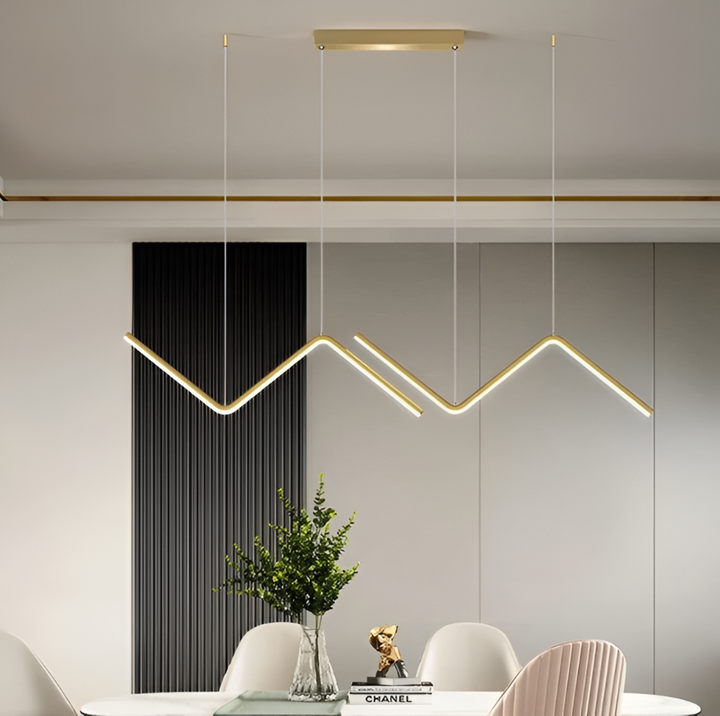 Luminaire triangulaire LED pour salle à manger, design moderne et géométrique.