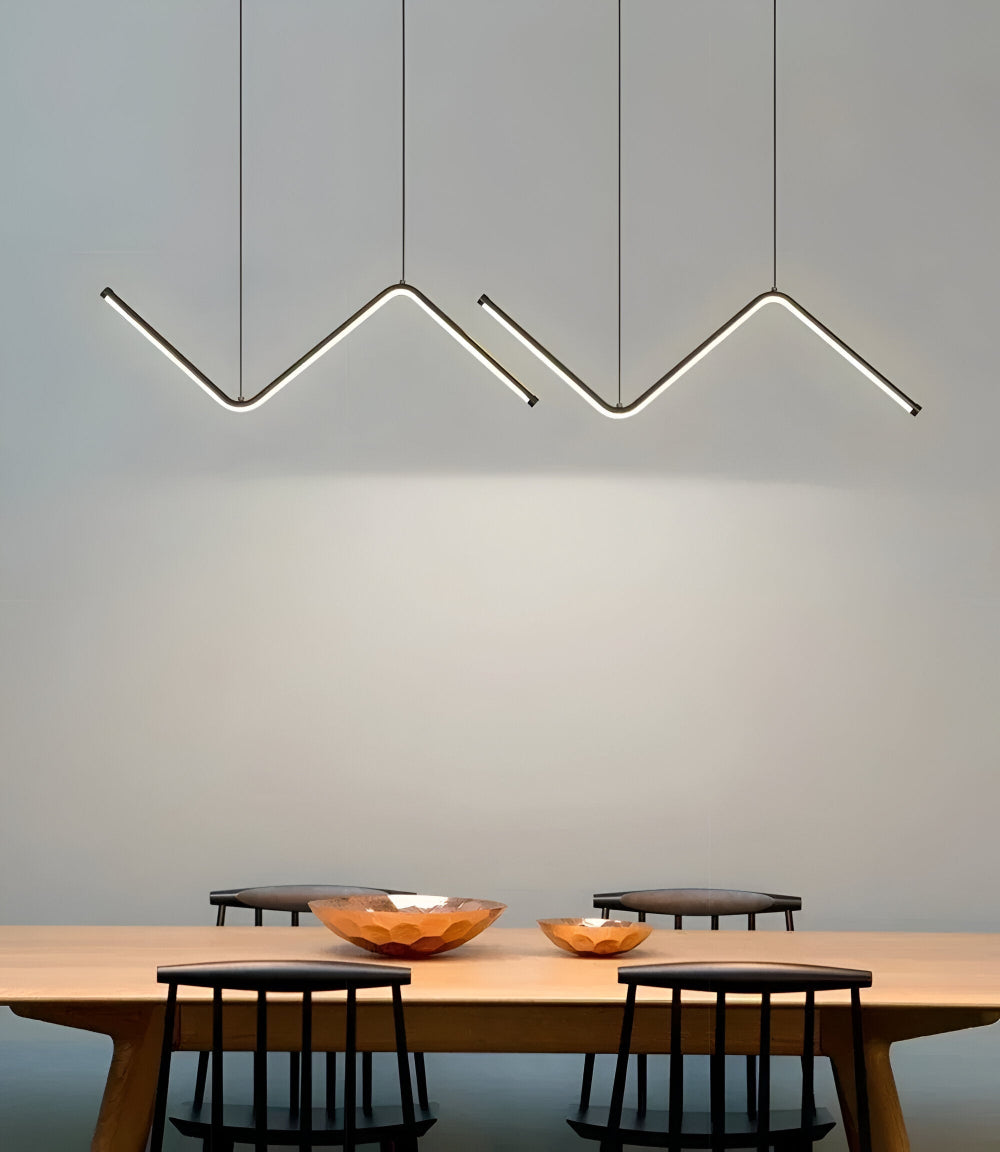 Éclairage LED dimmable, suspension triangulaire pour décoration de salon chic.