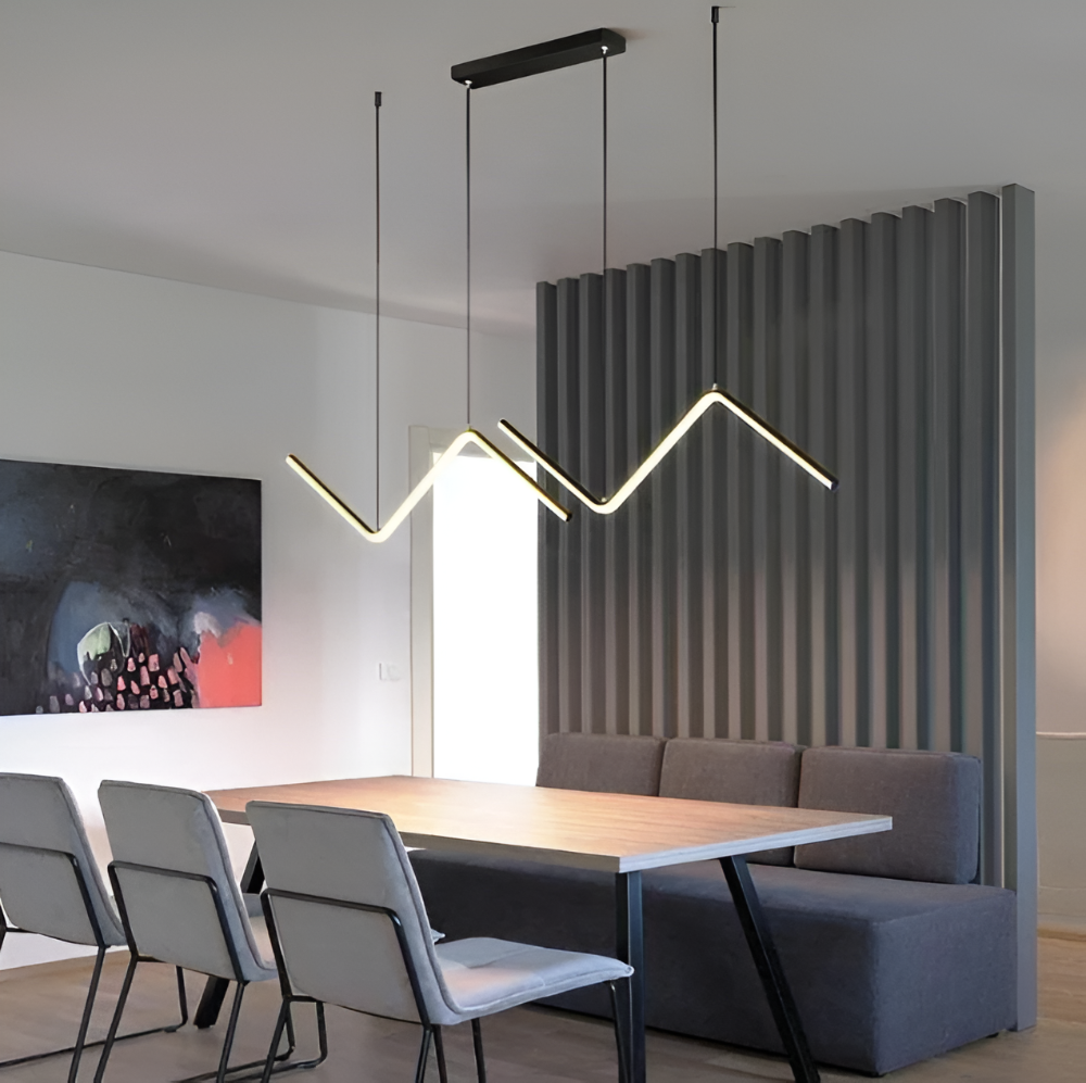 Luminaire triangulaire LED dimmable, design moderne pour salle à manger élégante.