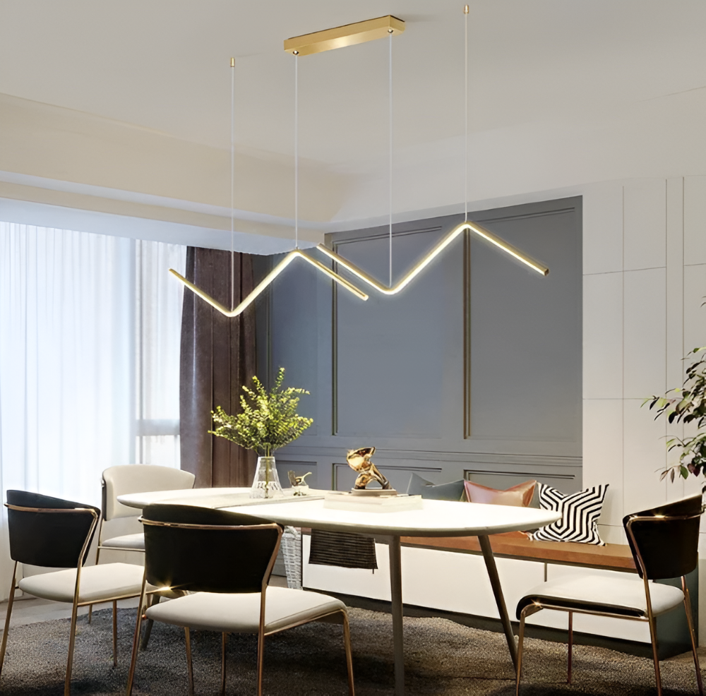 Suspension LED triangulaire dimmable, design moderne pour salon contemporain.