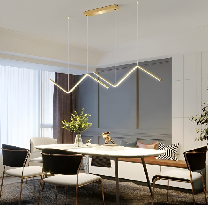Suspension LED triangulaire dimmable, design moderne pour salon contemporain.