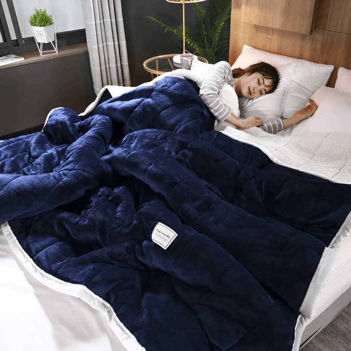 Essentiel de maison : couverture polaire sherpa pour canapé ou lit, allie douceur, chaleur et style.