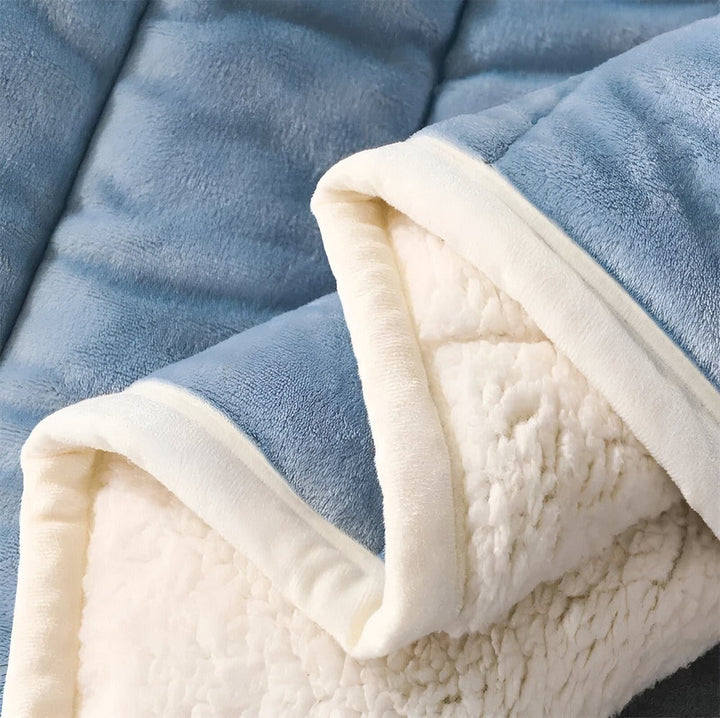 Textile doux et respirant, cette couverture polaire sherpa offre chaleur et légèreté toute l'année.