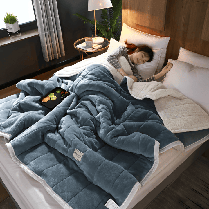 Couverture polaire sherpa, garantit chaleur et bien-être. Parfait pour les moments de détente à la maison.