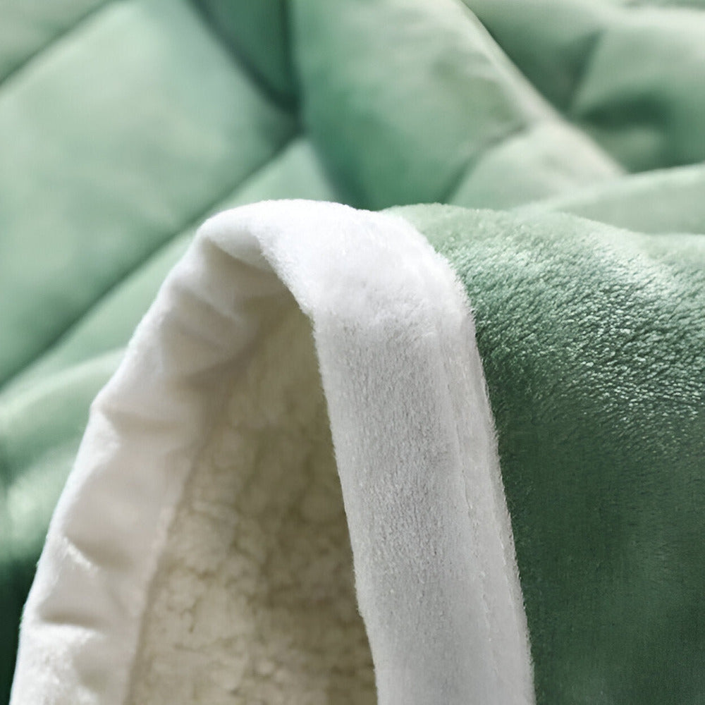 Plaid sherpa douillet pour ambiance chaleureuse, parfait comme jeté de canapé ou couverture de lit.
