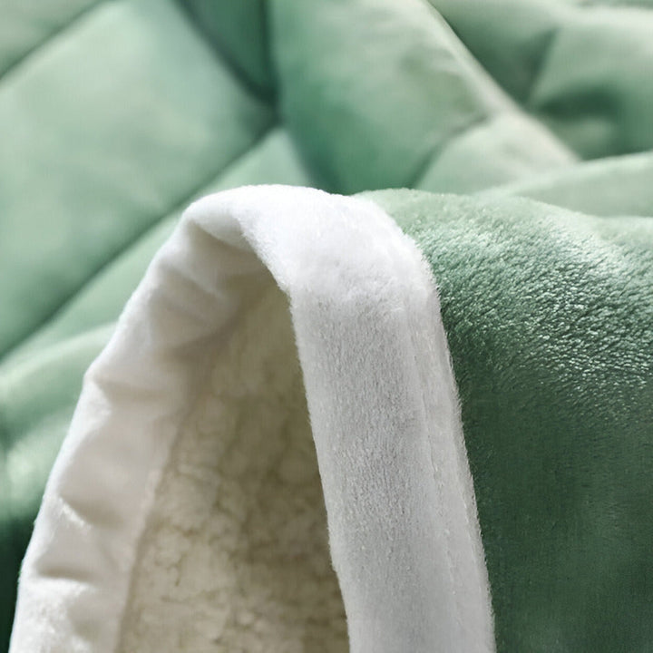 Plaid sherpa douillet pour ambiance chaleureuse, parfait comme jeté de canapé ou couverture de lit.
