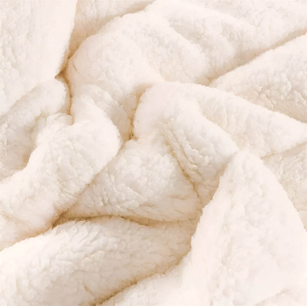 Sensation douceur exquise avec cette couverture polaire sherpa, ajout luxueux à votre literie et maison.