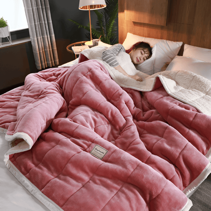 Plaid en sherpa doux et polaire, un essentiel pour la décoration et le confort de votre intérieur.