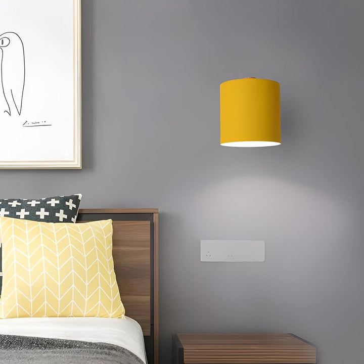 Éclairage mural nordique, teinte pastel, lumière directionnelle pour décoration intérieure.