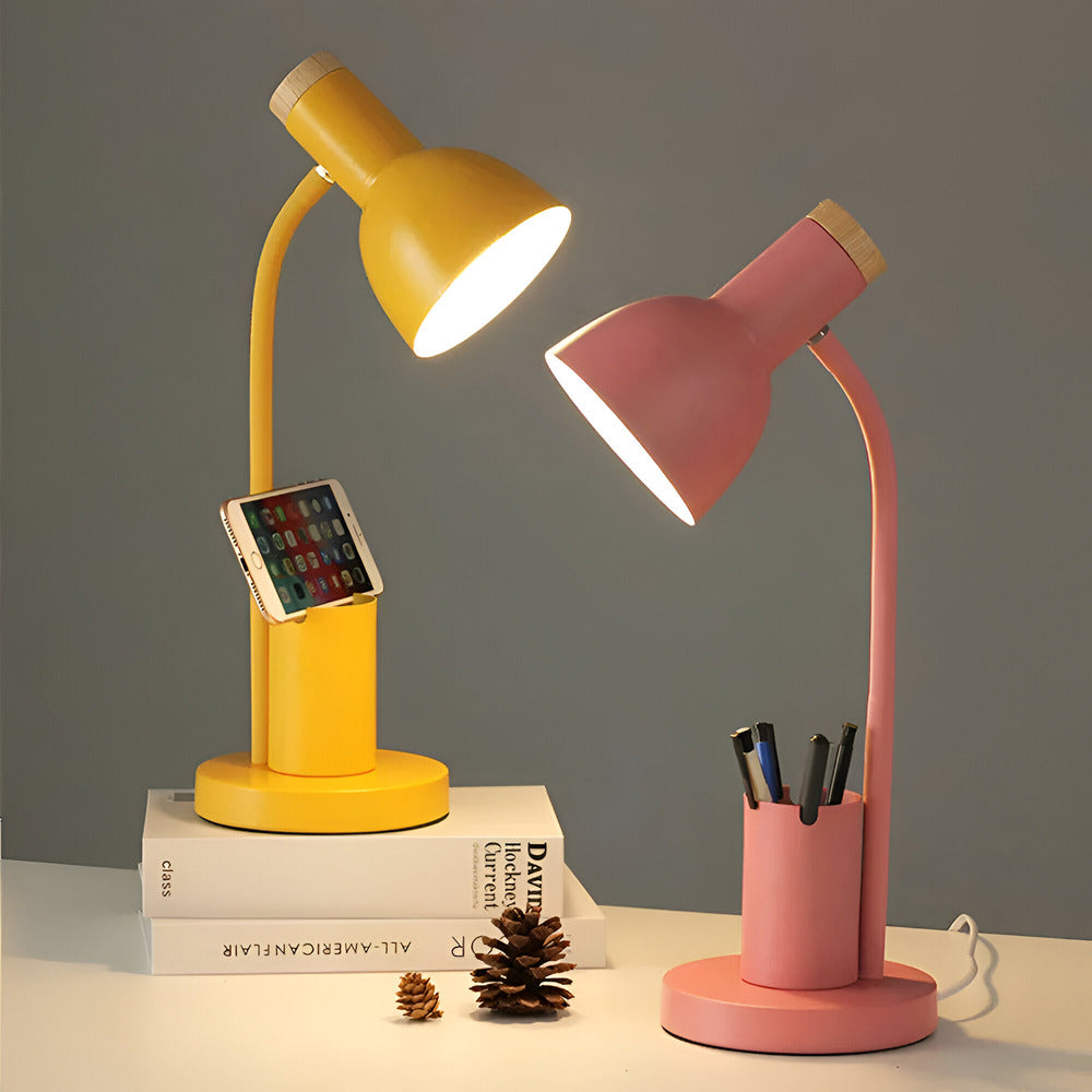 Lampe LED design scandinave, bras flexible, lumière réglable pour lecture ou travail sur bureau.